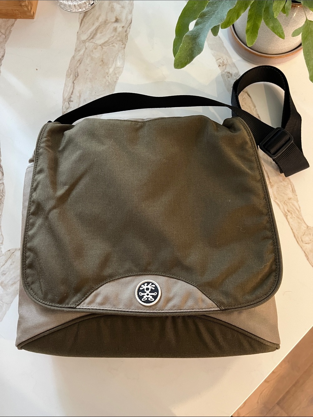 Crumpler Skivvy Model Olive Green & Khaki padded waterproof Messenger Bag